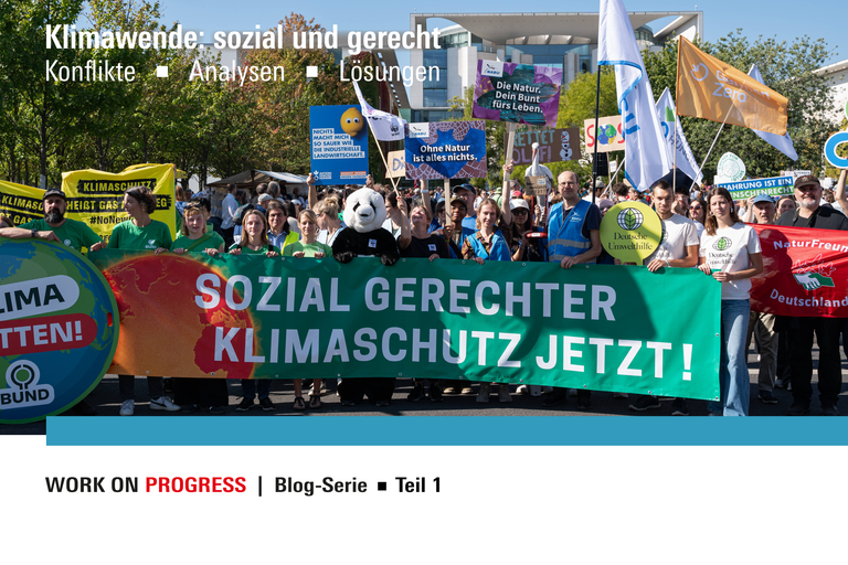 Demonstrant*innen zeigen ein Poster mit der Aufschrift Sozial gerechter Klimaschutz jetzt!  und weitere Plakate